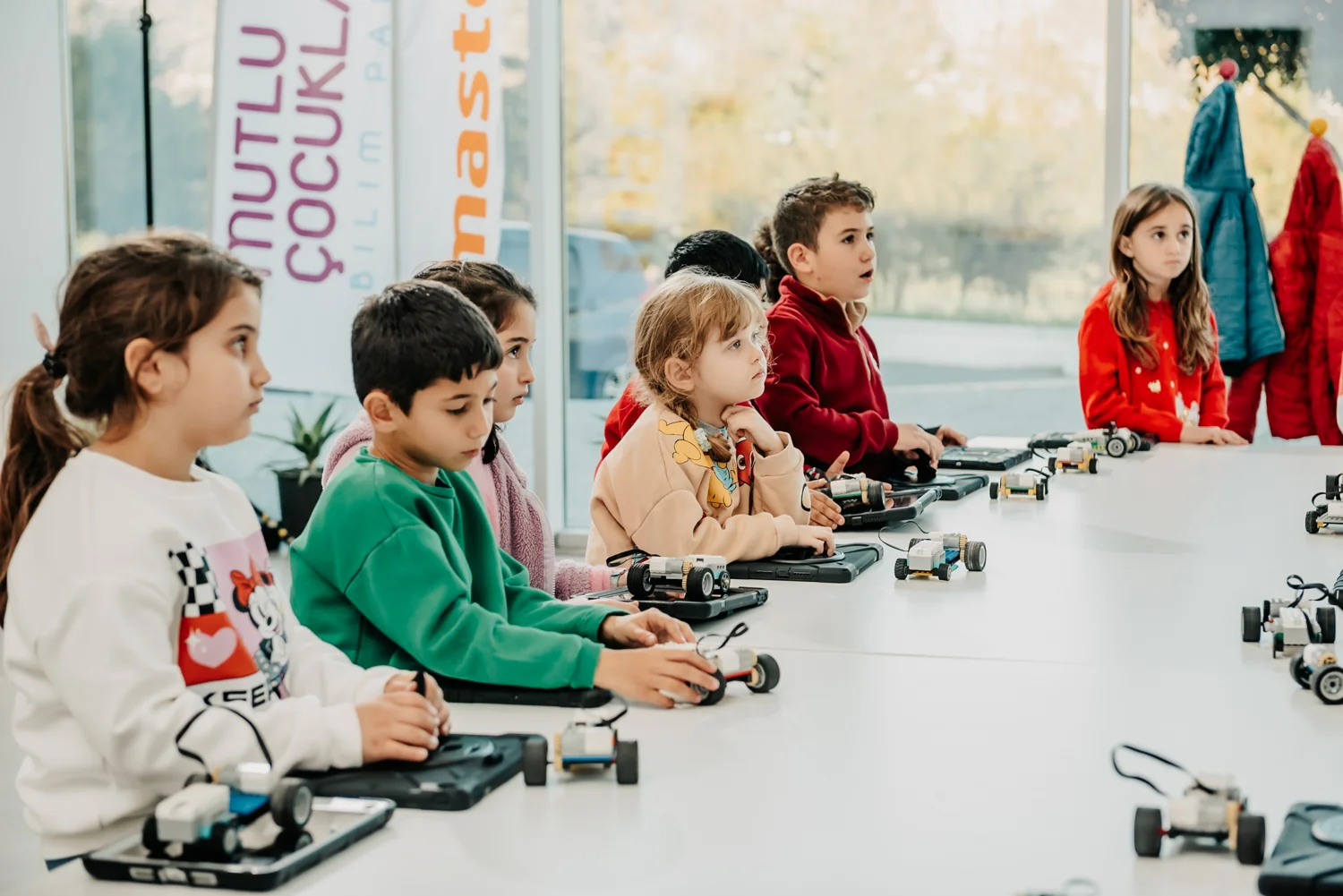 Children learning with robots and tablets in a MasterKids session